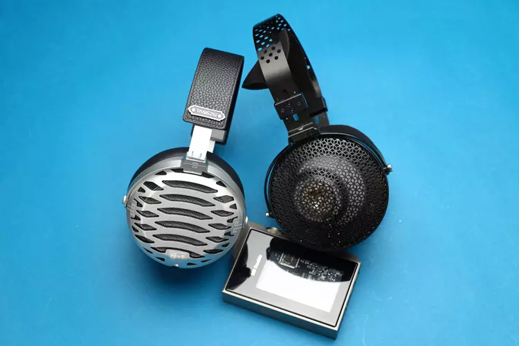 TANGZU OX Demon King beside MOONDROP Horizon and a portable amplifier