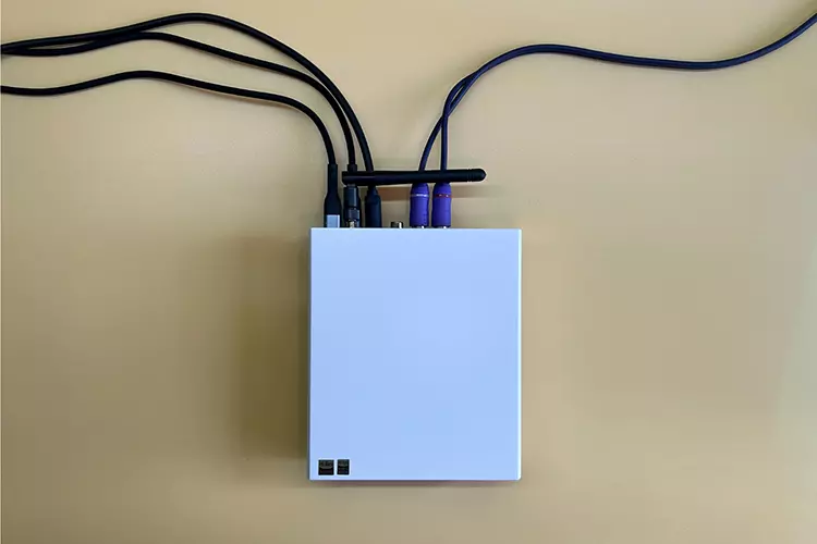 Topping E50 II rear panel connected to cables