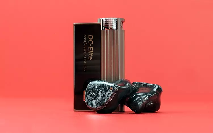 Vision Ears VE ONE shells beside iBasso DC-Elite