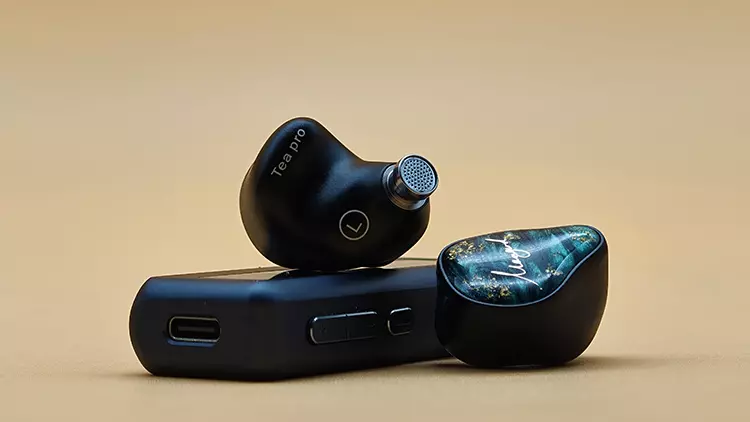 XENNS Mangird Tea Pro SE in front of Colorfly CDA-M2 dongle