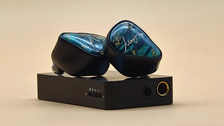 XENNS Mangird Tea Pro SE on top of Heartfield R1 dongle