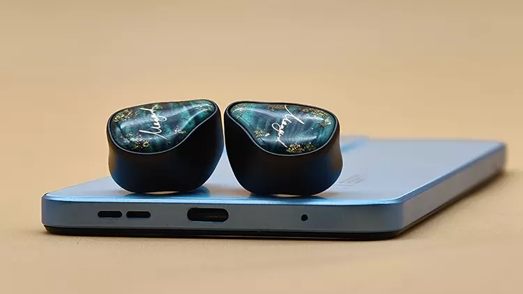 XENNS Mangird Tea Pro SE on top of blue smartphone