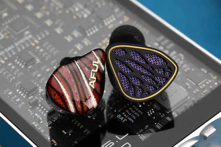 AFUL Performer 8S beside Kinera NOTT Phantom IEM