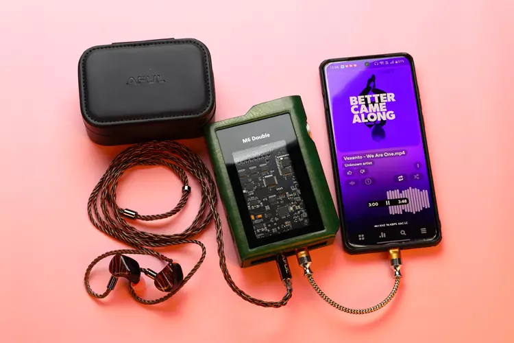 AFUL Performer 8S connected to a portable amplifier and Phone