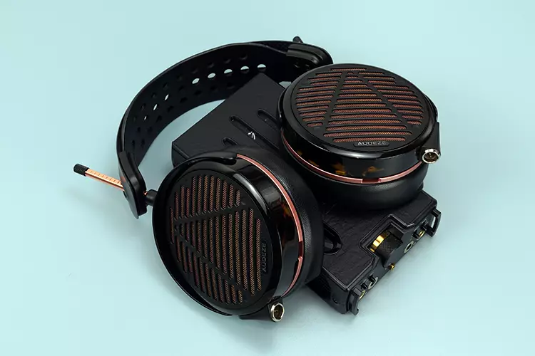 Audeze LCD-5s bon top of the Cayin C9ii tube amplifier