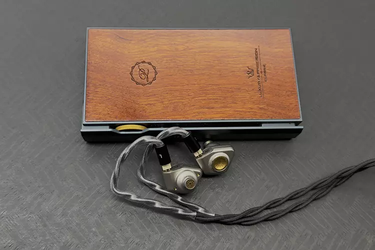 Faith Audio Labs E1000 beside the Luxury and Precision P6 Pro DAP