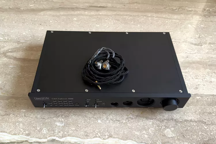 Faith Audio Labs E1000 on top of a Questyle desktop amplifier