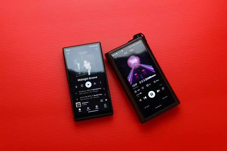 FiiO M33 R2R beside FiiO M15S DAP