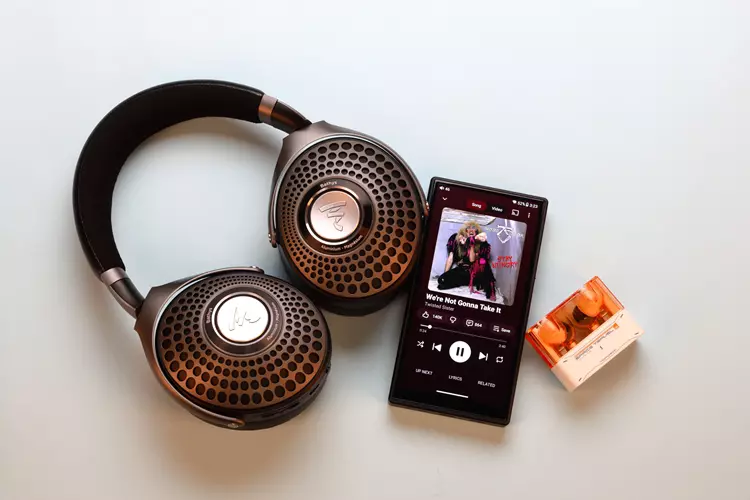 FiiO M33 R2R beside Focal Bathys