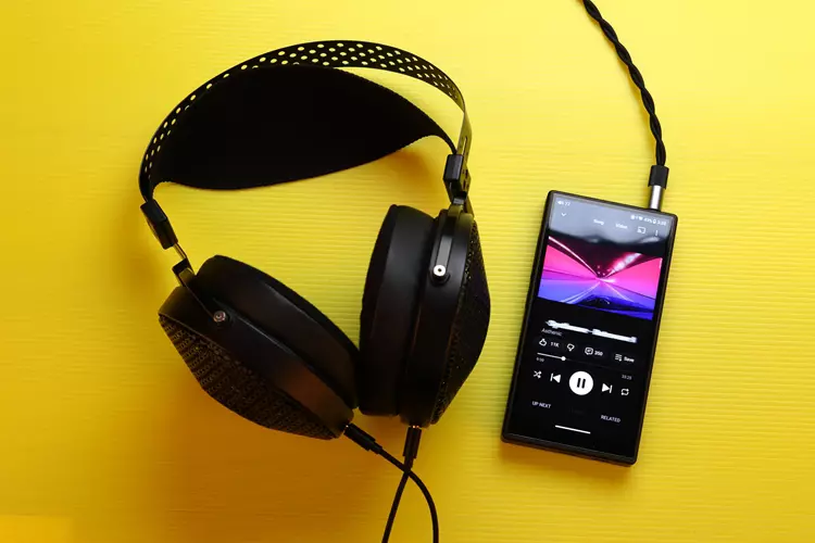 FiiO M33 R2R beside MOONDROP Horizon headphones
