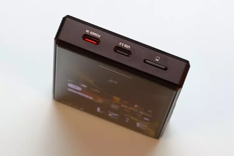 FiiO M33 R2R bottom panel outputs