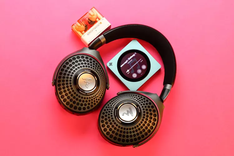 FiiO SNOWSKY DISC beside wireless headphones and earbuds