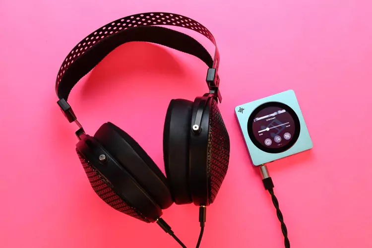 FiiO SNOWSKY DISC connected to MOONDROP Horizon headphones