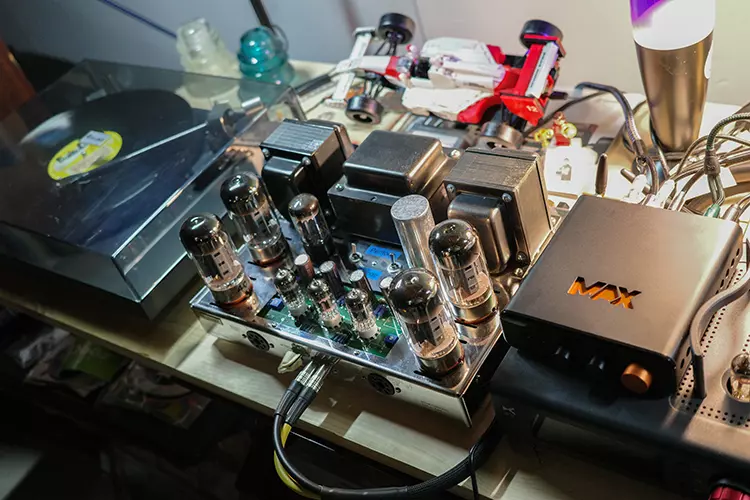 Fosi Audio BT20A MAX connected to a desktop tube amplifier