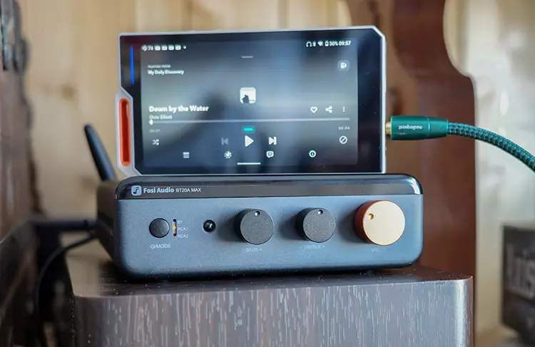 Fosi Audio BT20A MAX connected to the HiBy R4 DAP