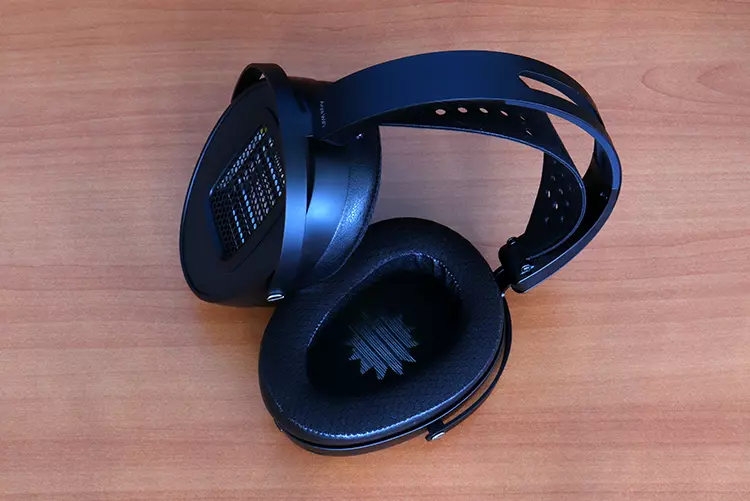 HIFIMAN Arya WiFi headphones on a table