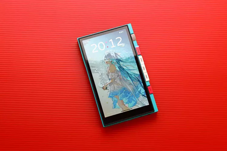 HiBy Digital M500 x Hatsune Miku 4G Review front panel on red background