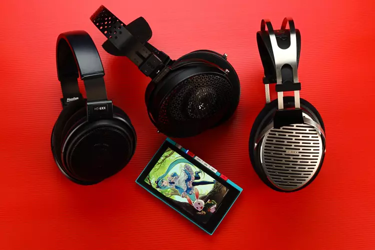 HiBy Digital M500 x Hatsune Miku 4G beside 3 headphones
