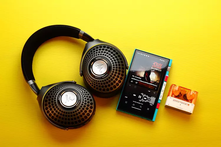 HiBy Digital M500 x Hatsune Miku 4G beside wireless earphones and headphone