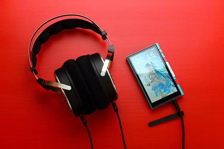 HiBy Digital M500 x Hatsune Miku 4G connected to headphones