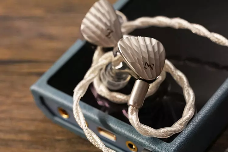 HiBy Zeta II earphones on top of the R6 Pro III DAP