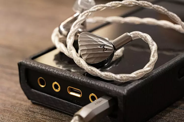 HiBy Zeta II earphones on top of the R6Pro MAX DAP