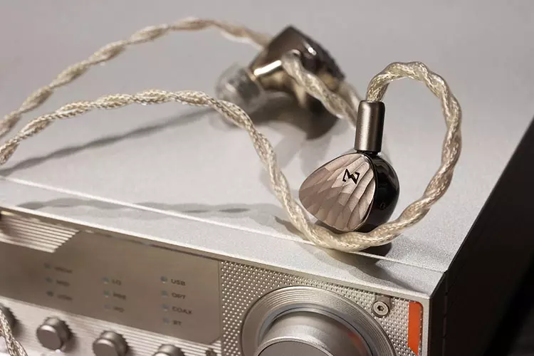 HiBy Zeta II on top of the D&A Alpha Pro amplifier