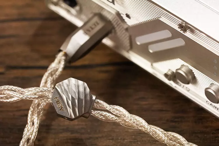 HiBy Zeta II stock silver cable