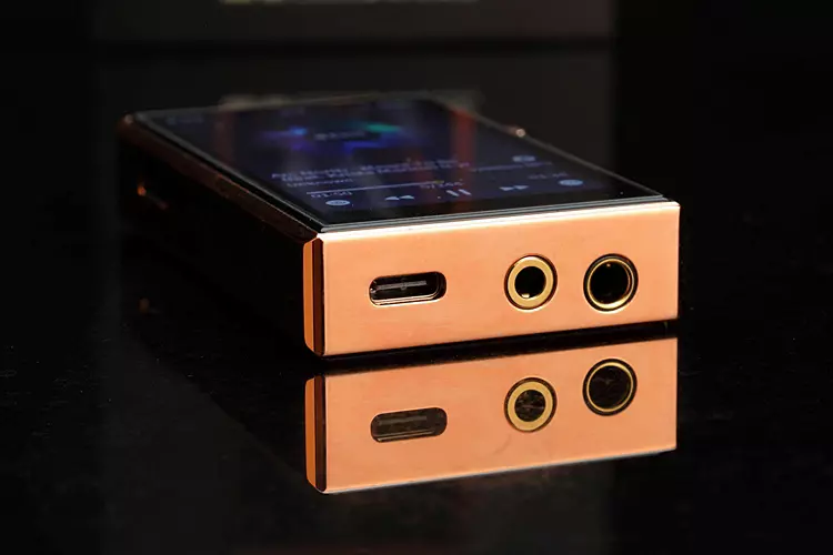 Hidizs AP80 PRO MAX Copper Edition base panel ports