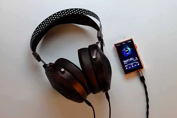 Hidizs AP80 PRO MAX Copper Edition connected to MOONDROP Horizon