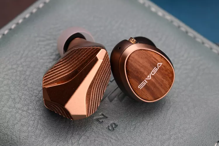 Hidizs MP145 PRO beside SIVGA Nightingale PRO