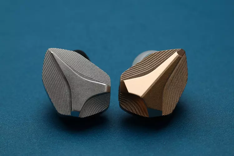 Hidizs MP145 PRO beside original MP145