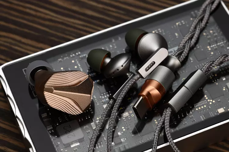 Hidizs MP145 PRO beside the ddHiFi Memory IEM