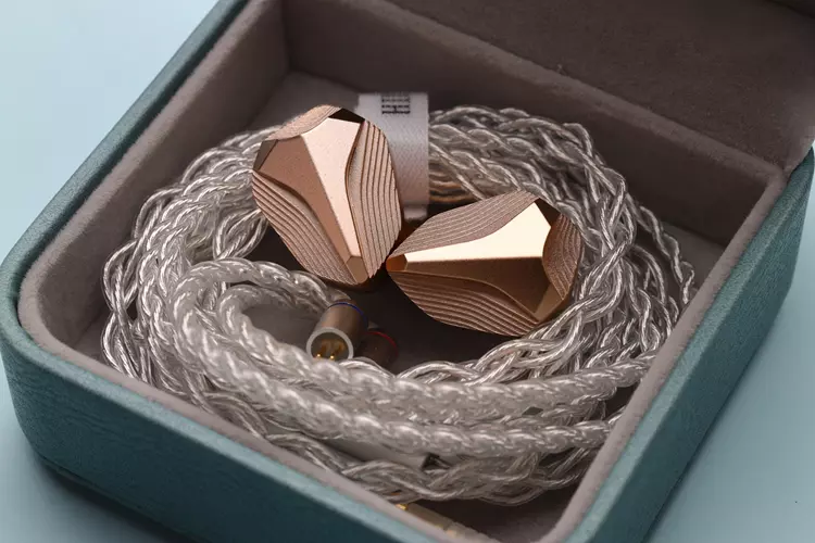 Hidizs MP145 PRO inside its carry case