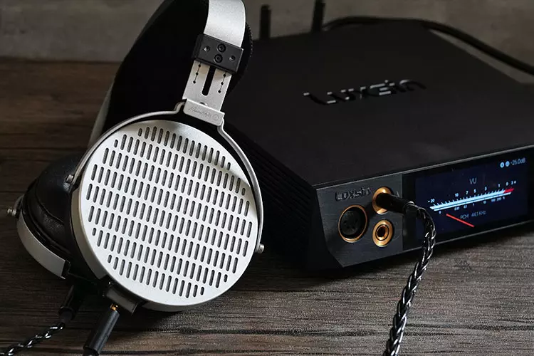 Luxsin X8 beside MOONDROP COSMO headphones