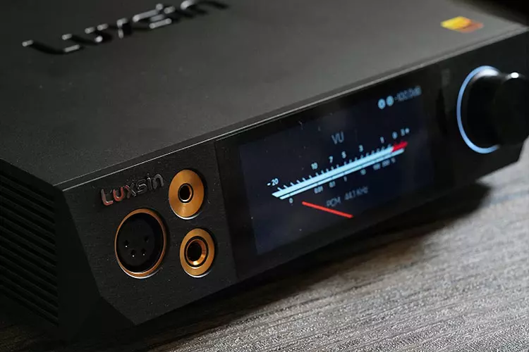 Luxsin X8 front panel headphone jacks