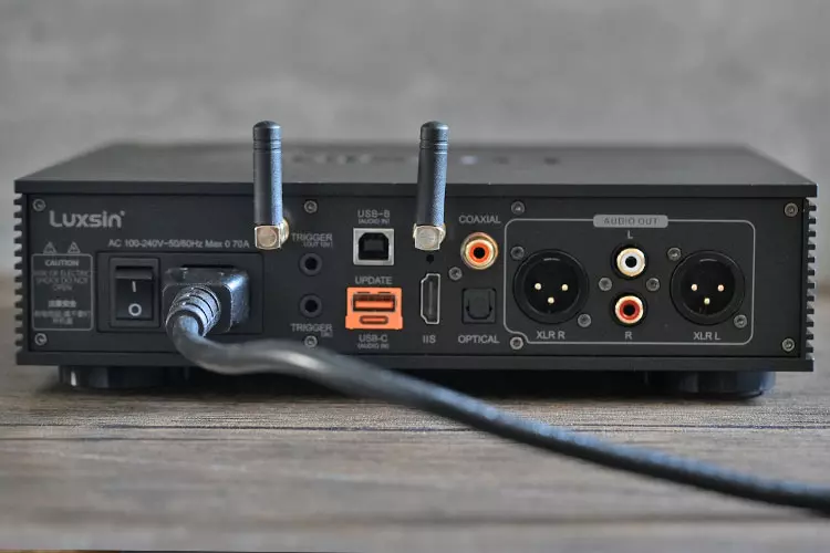 Luxsin X8 rear panel