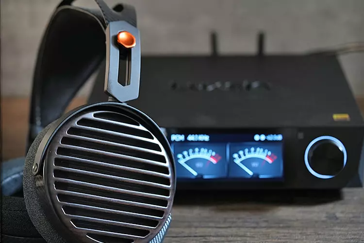 Luxsin X8 with the FiiO FT7 headphones