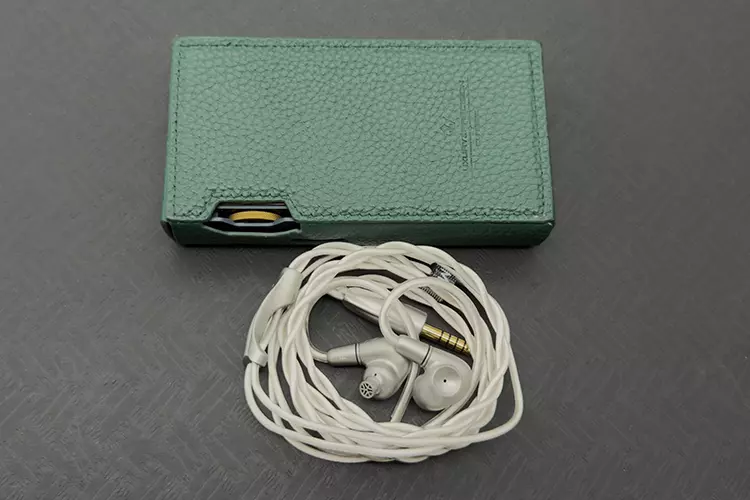 Meze Audio ASTRU beside LP P6 Pro DAP