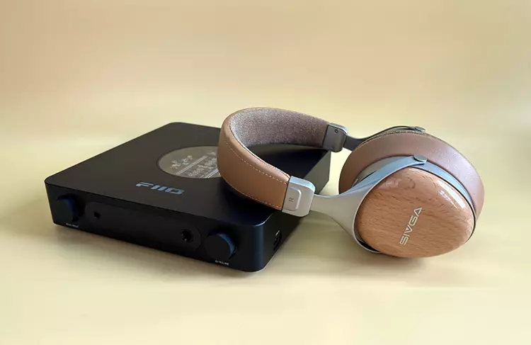 SIVGA SV021 PRO headphones on top of FiiO K13 R2R amplifier