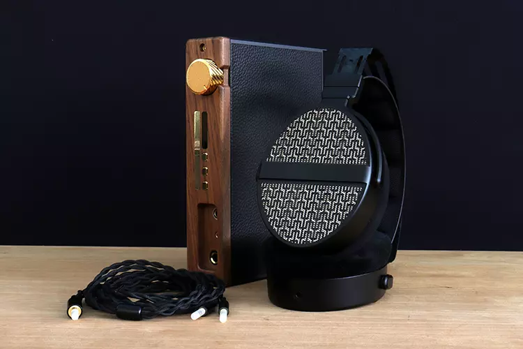 THIEAUDIO Cypher beside Rose Technics RT-5000 amplifier