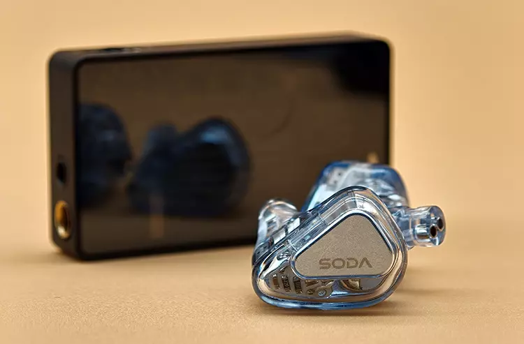 Tanchjim SODA in front of the Heartfield R1 dongle