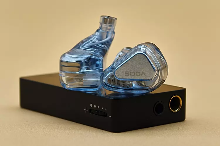 Tanchjim SODA in top of the Heartfield R1 dongle