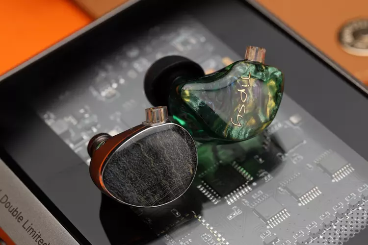 TinHiFi T6 beside Tipsy M5