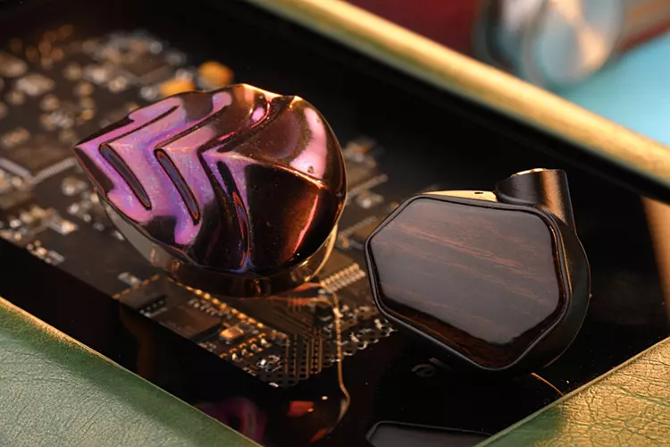 TinHiFi T7 beside HIDIZS MK12 Turris Titanium Limited Edition&nbsp;