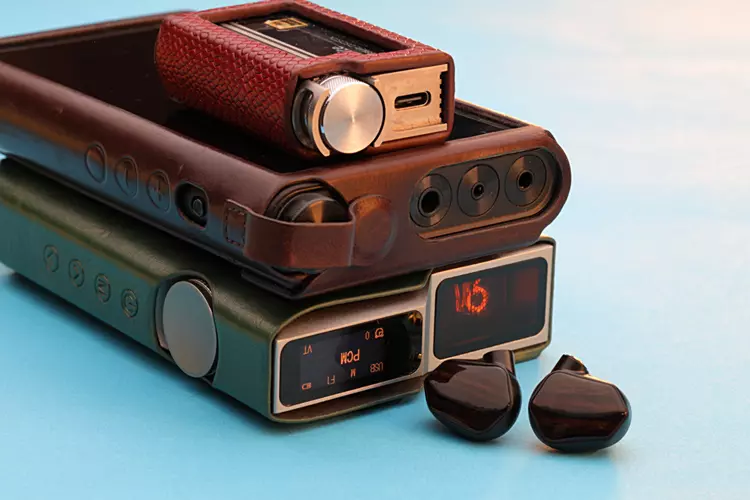 TinHiFi T7 shells beside 3 sources