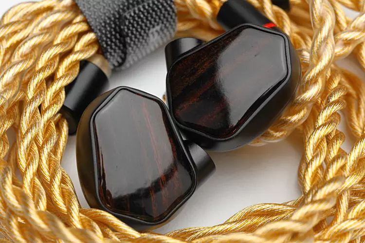 TinHiFi T7 shells in wrapped stock cable