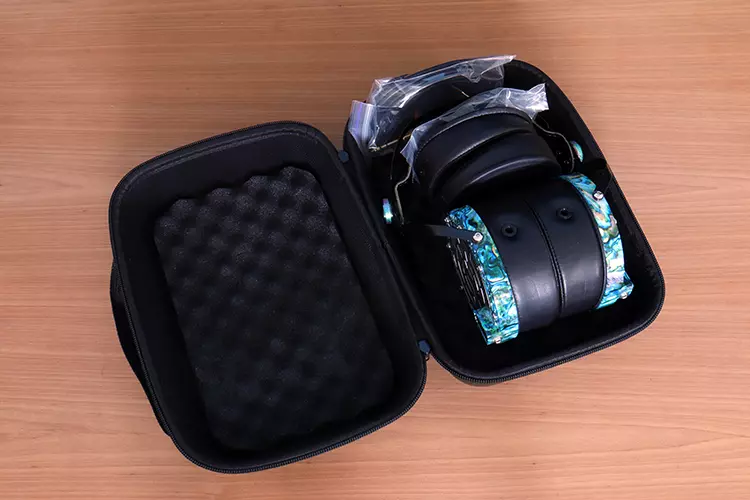 Verum Audio Verum 2 headphones in its case