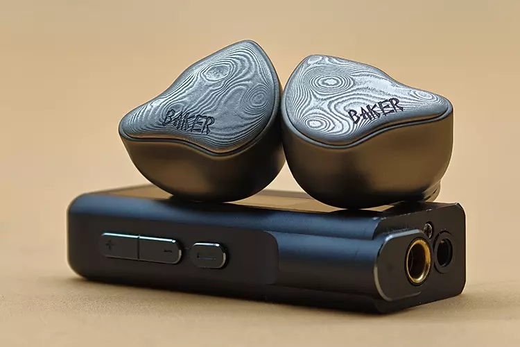 Yanyin Baker shells on top of Colorfly CDA-M2 dongle