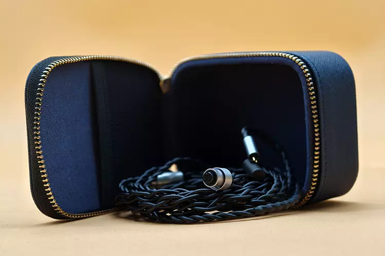 Yanyin Baker stock cable inside leather case